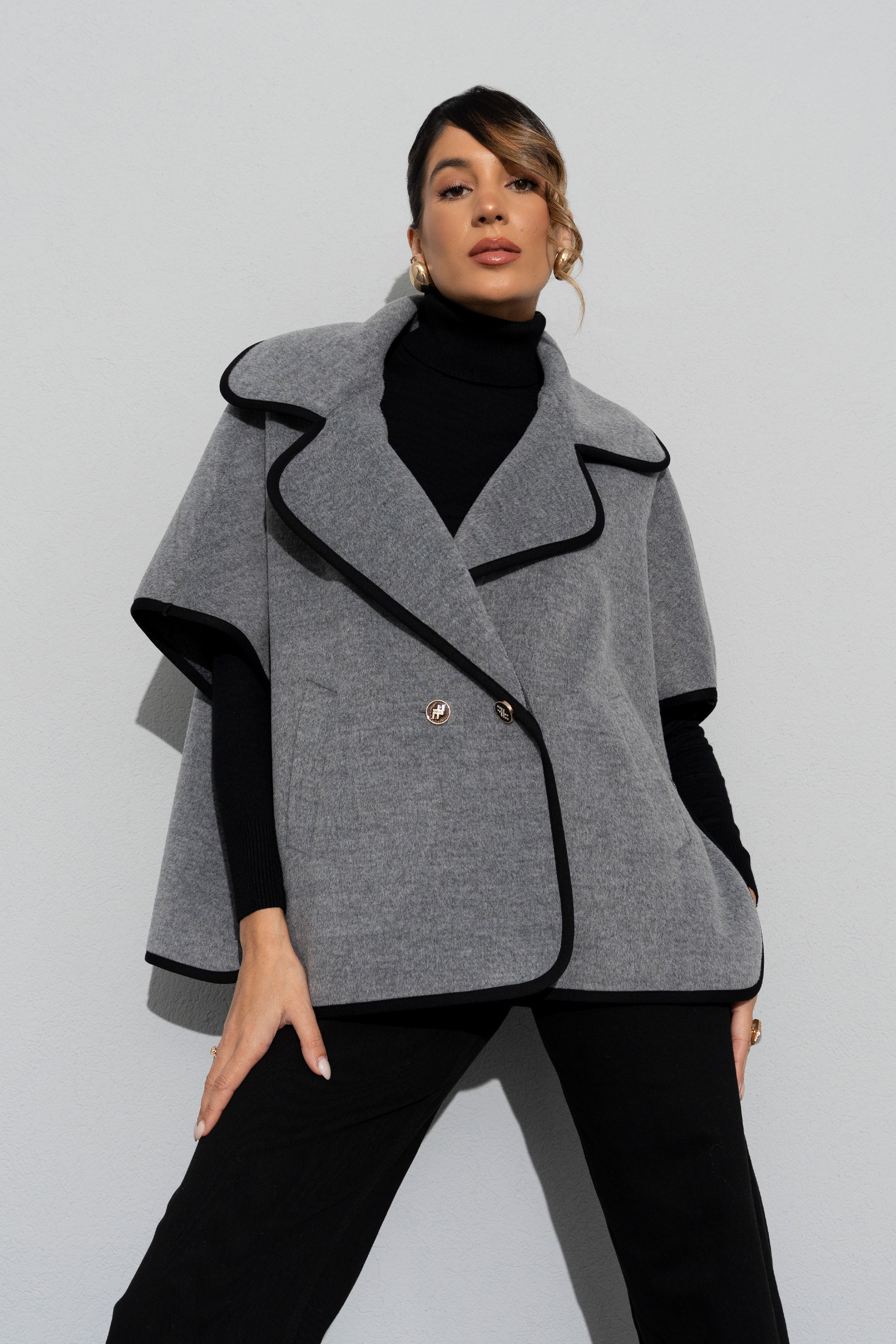 Cape avec bouton personnalisé