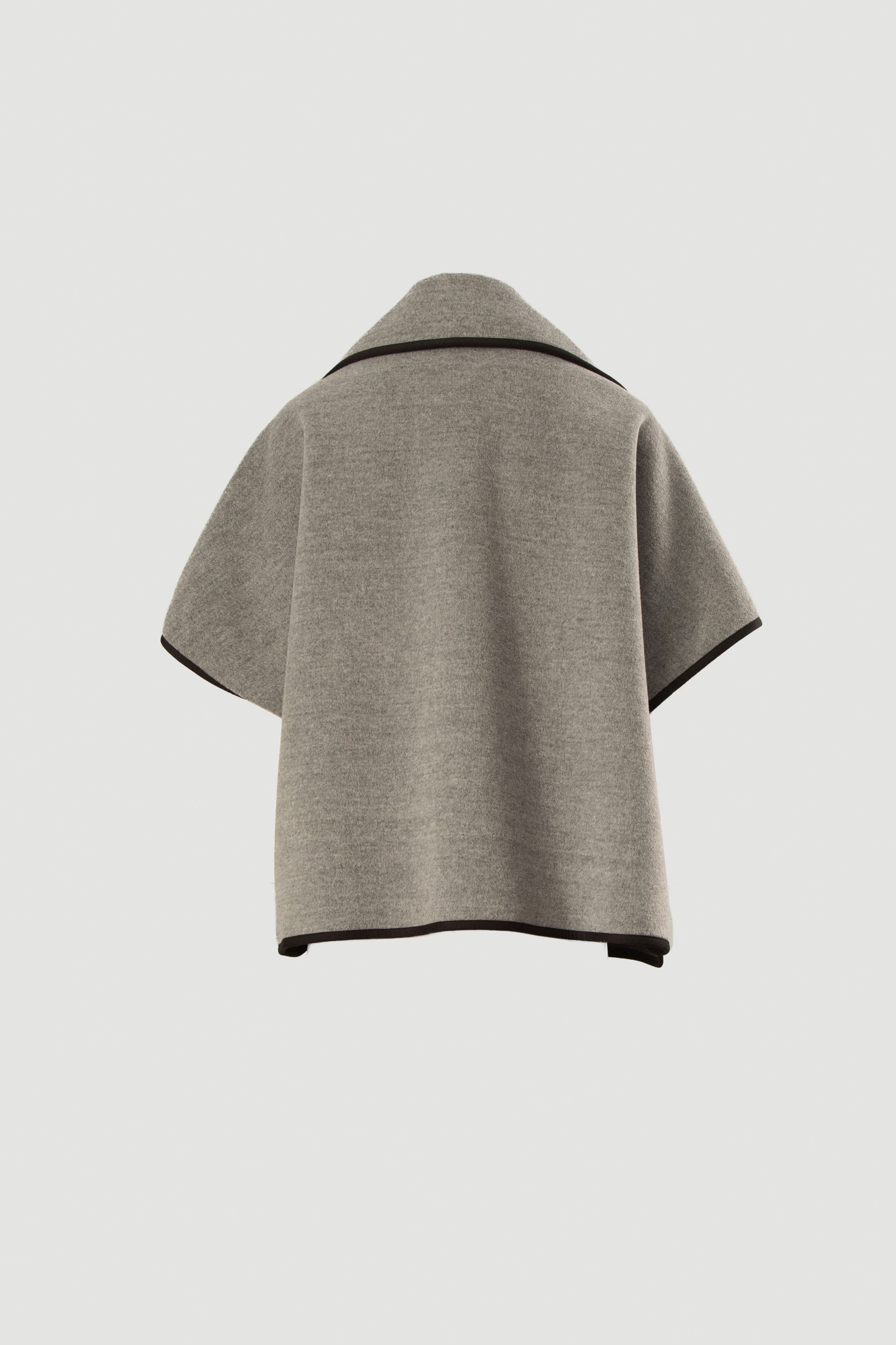 Cape avec bouton personnalisé