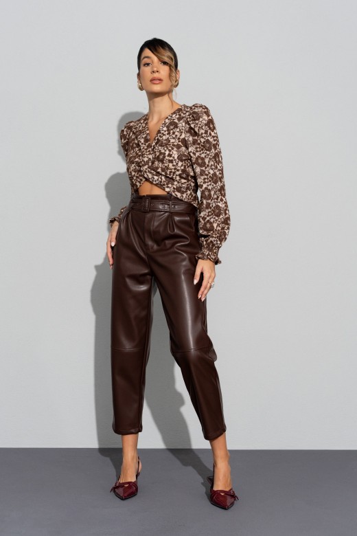 Top con detalle floral y nudo frontal Top con detalle floral y nudo frontal