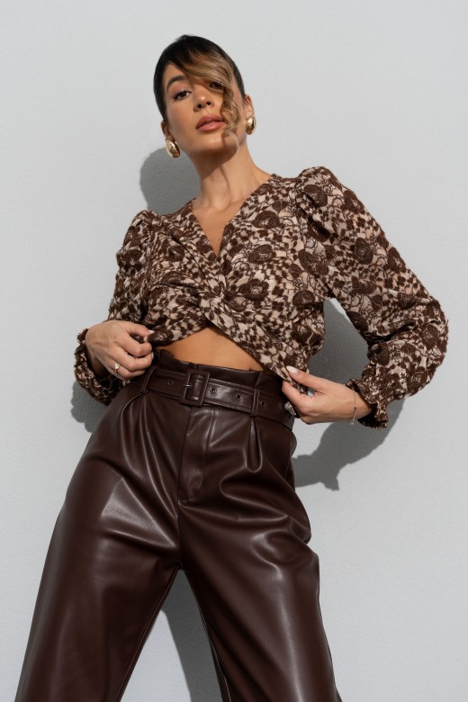 Top con detalle floral y nudo frontal Top con detalle floral y nudo frontal