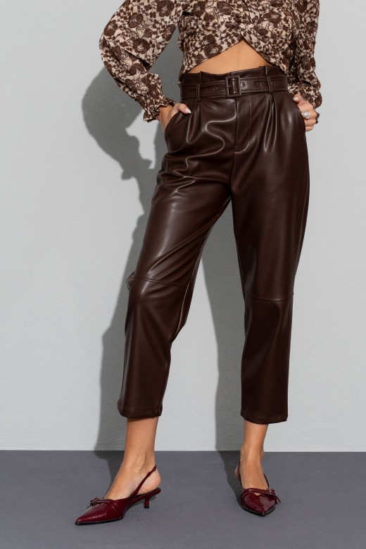 Pantalón de polipiel con cinturón Pantalón de polipiel con cinturón