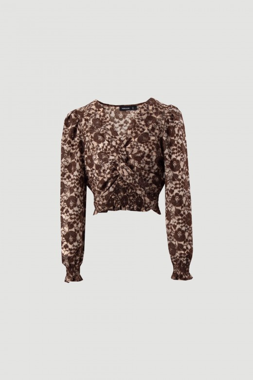 Top con detalle floral y nudo frontal Top con detalle floral y nudo frontal