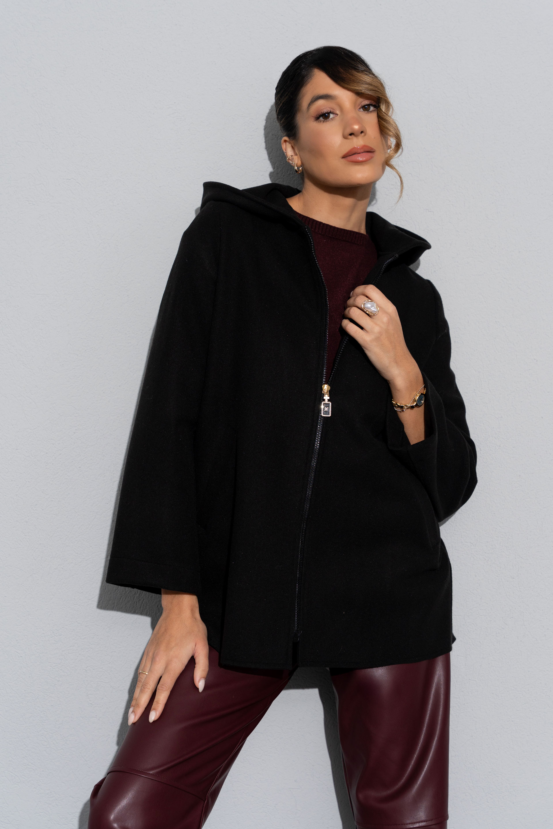 Abrigo de paño con capucha