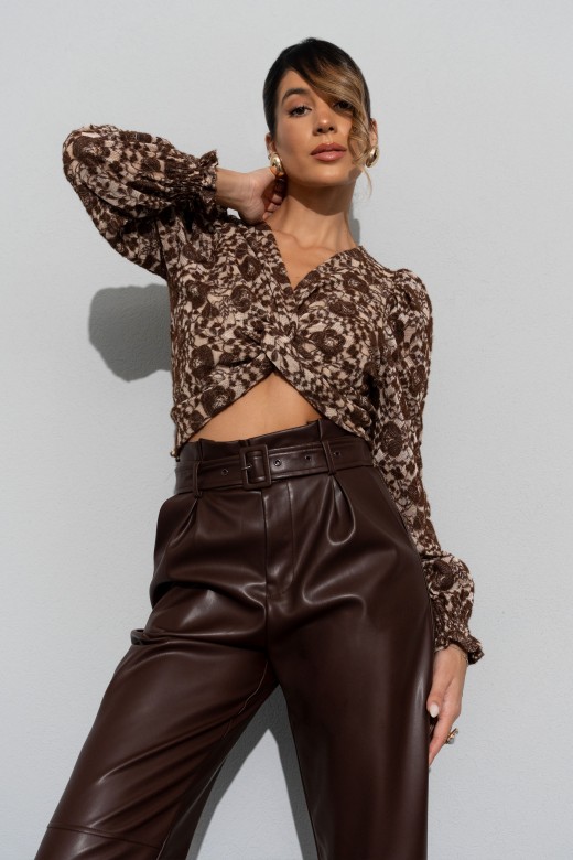 Top con detalle floral y nudo frontal Top con detalle floral y nudo frontal