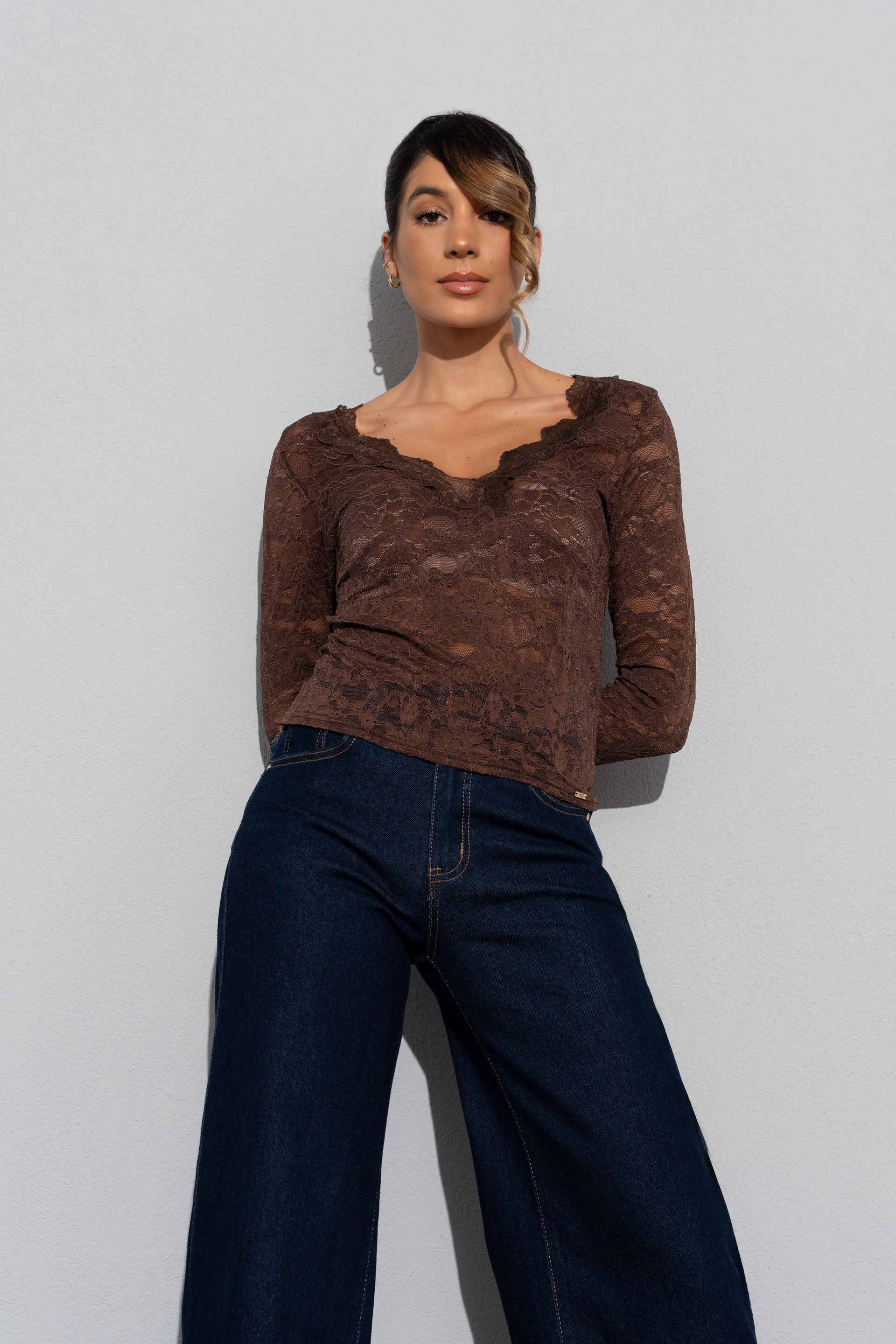 Camiseta de encaje con escote en v