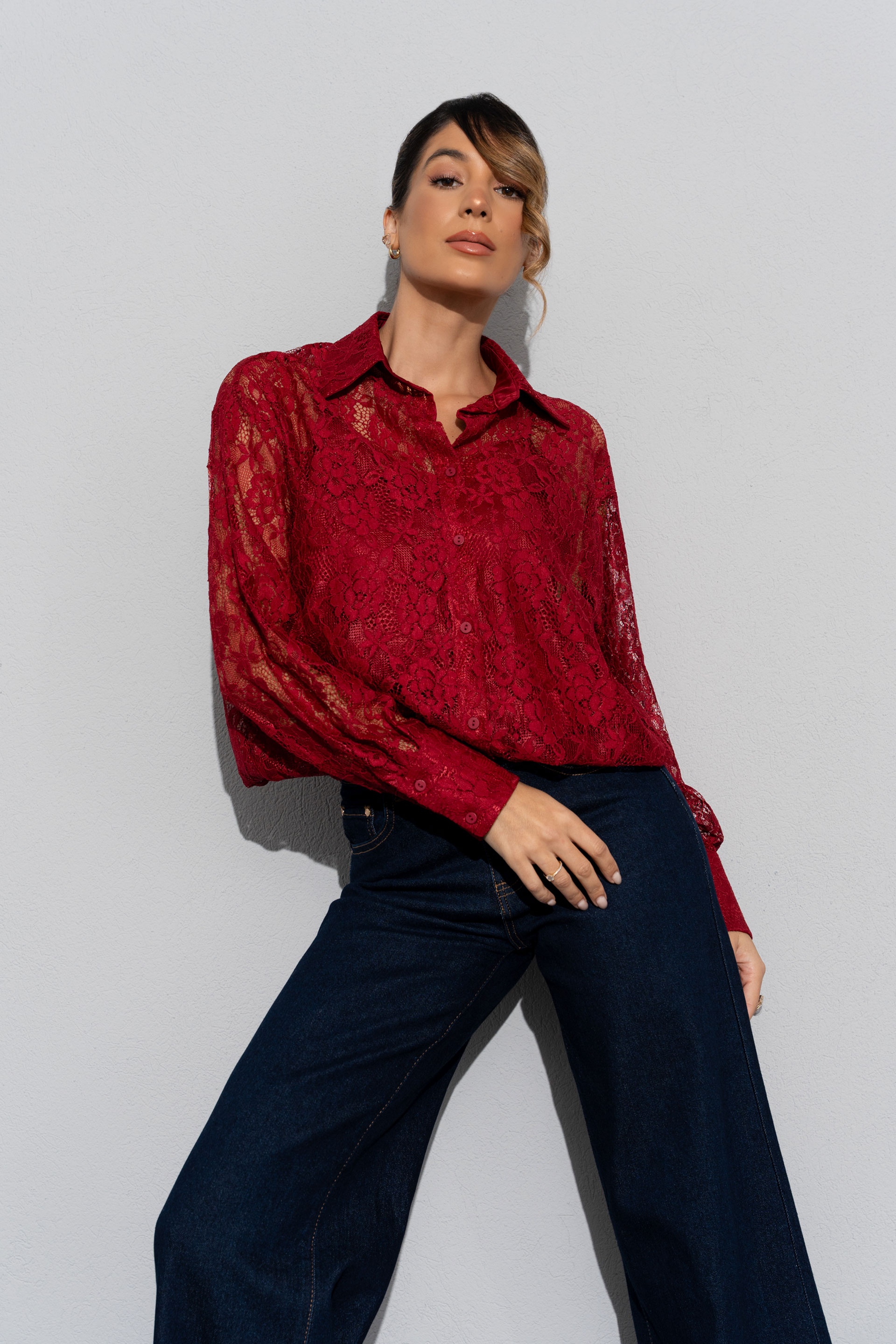 Blusa de encaje y mangas largas