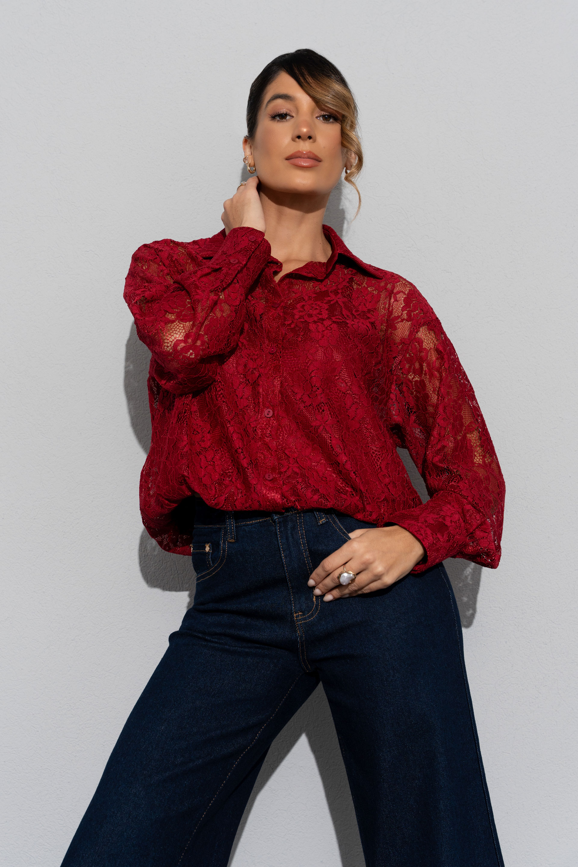 Blusa de encaje y mangas largas