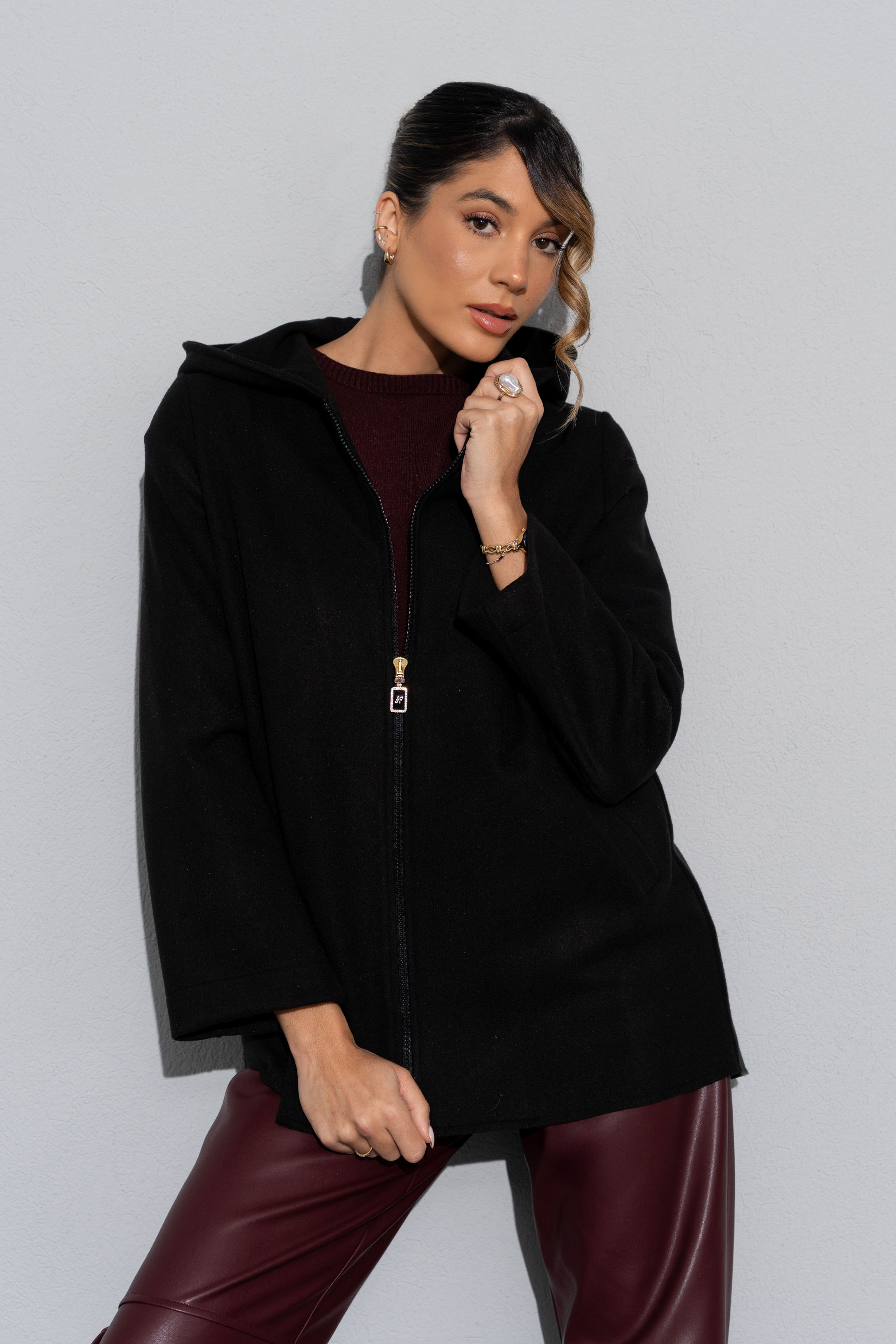 Abrigo de paño con capucha