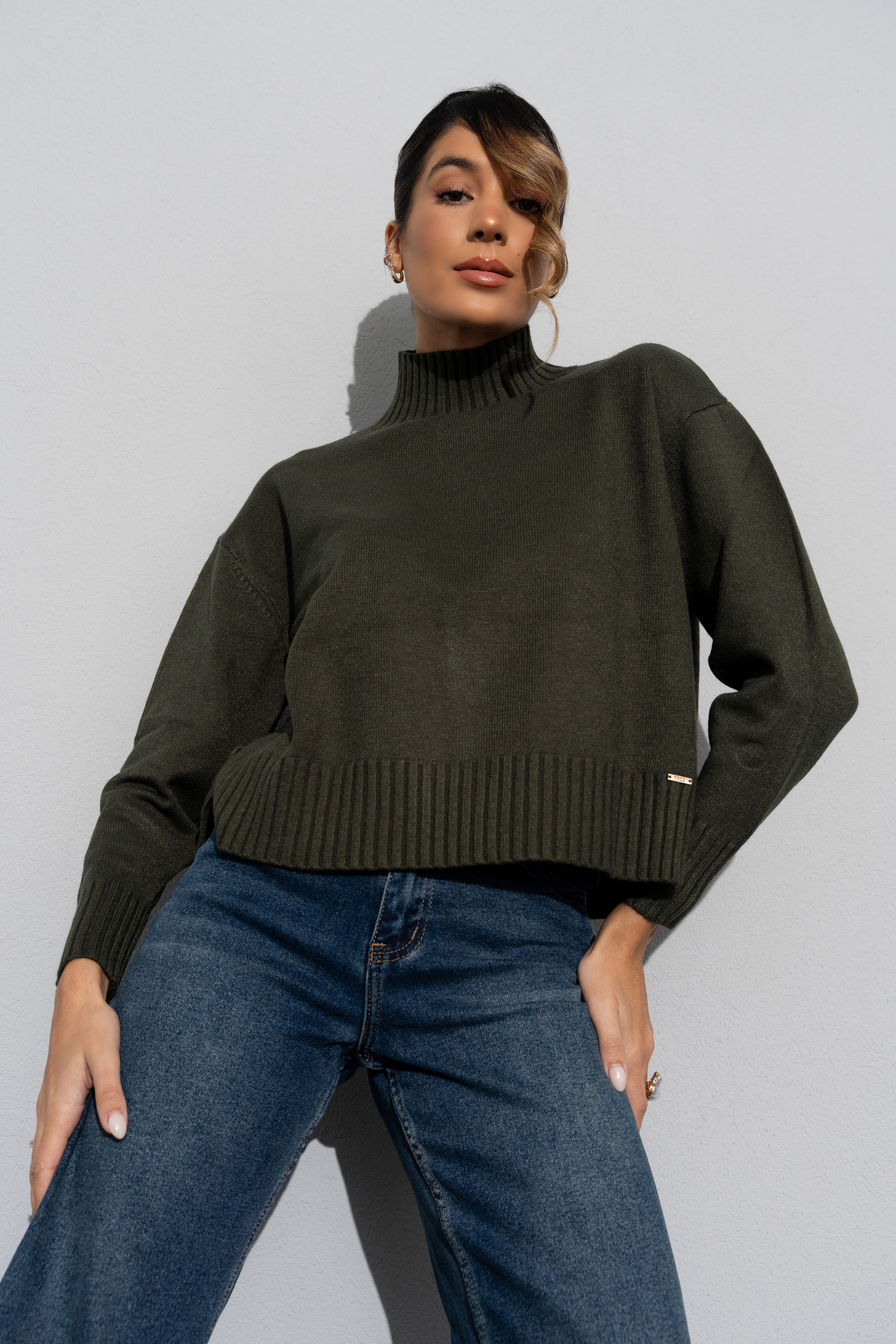 Jersey de punto con cuello alto y botones laterales