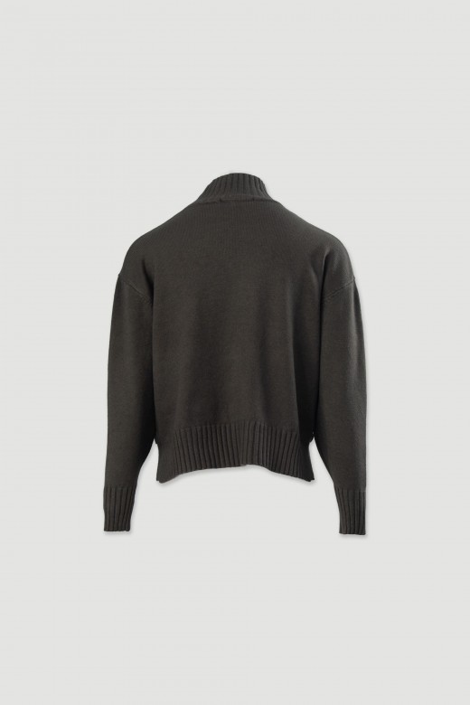 Jersey de punto con cuello alto y botones laterales Jersey de punto con cuello alto y botones laterales