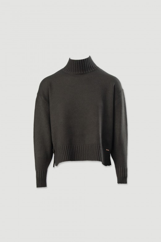 Jersey de punto con cuello alto y botones laterales Jersey de punto con cuello alto y botones laterales