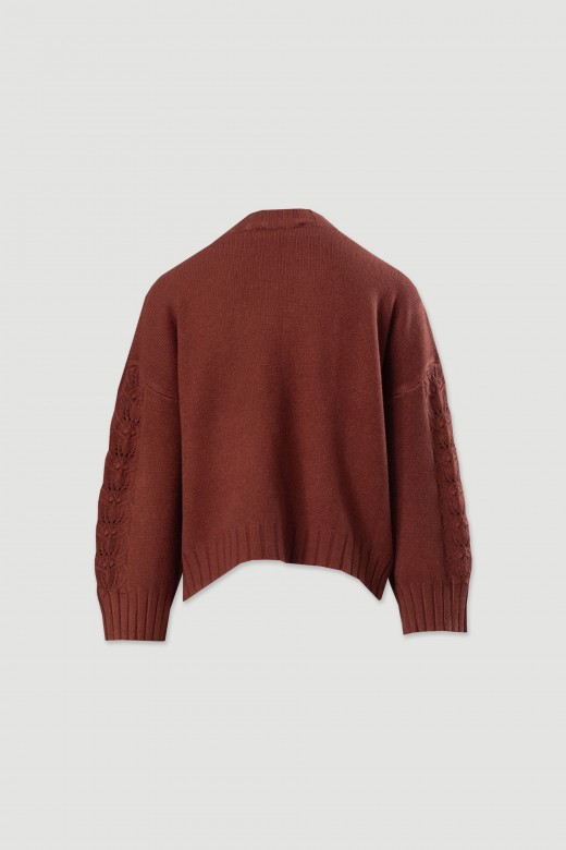 Camisola de malha com detalhe perfurado nas mangas