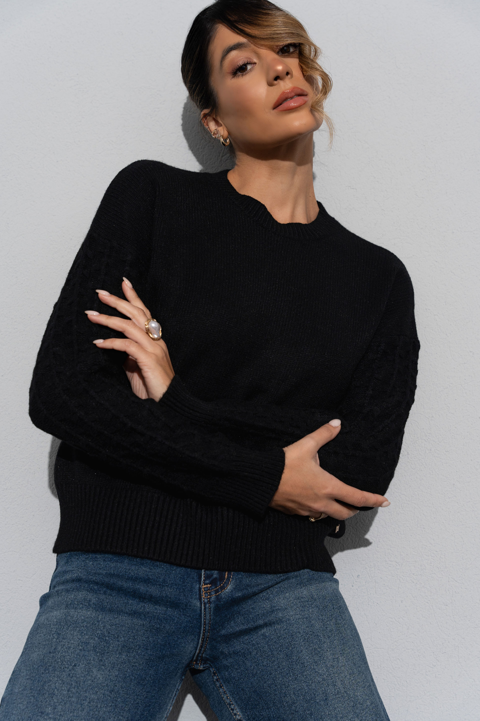 Knitted jumper with textured sleeves