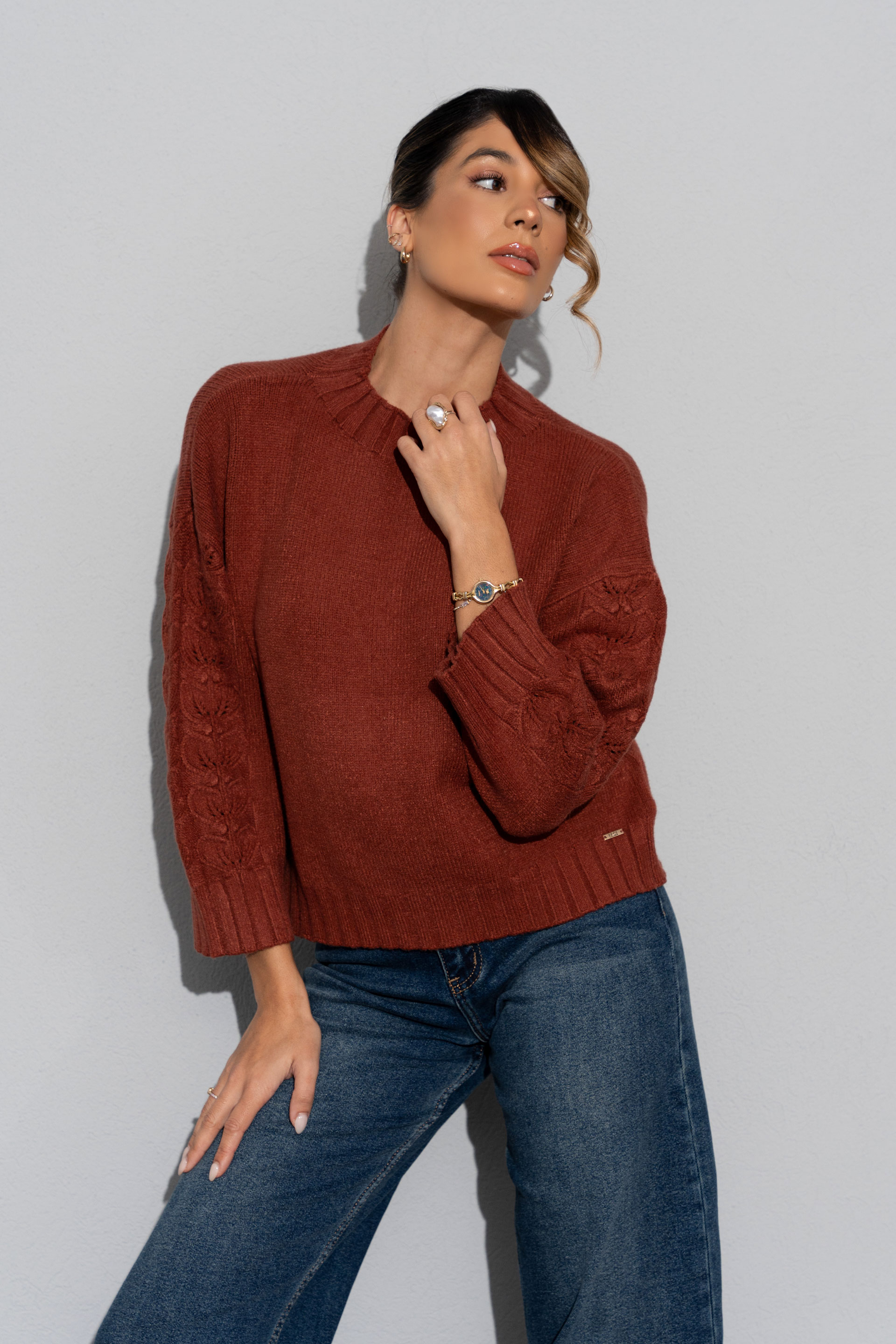 Camisola de malha com detalhe perfurado nas mangas