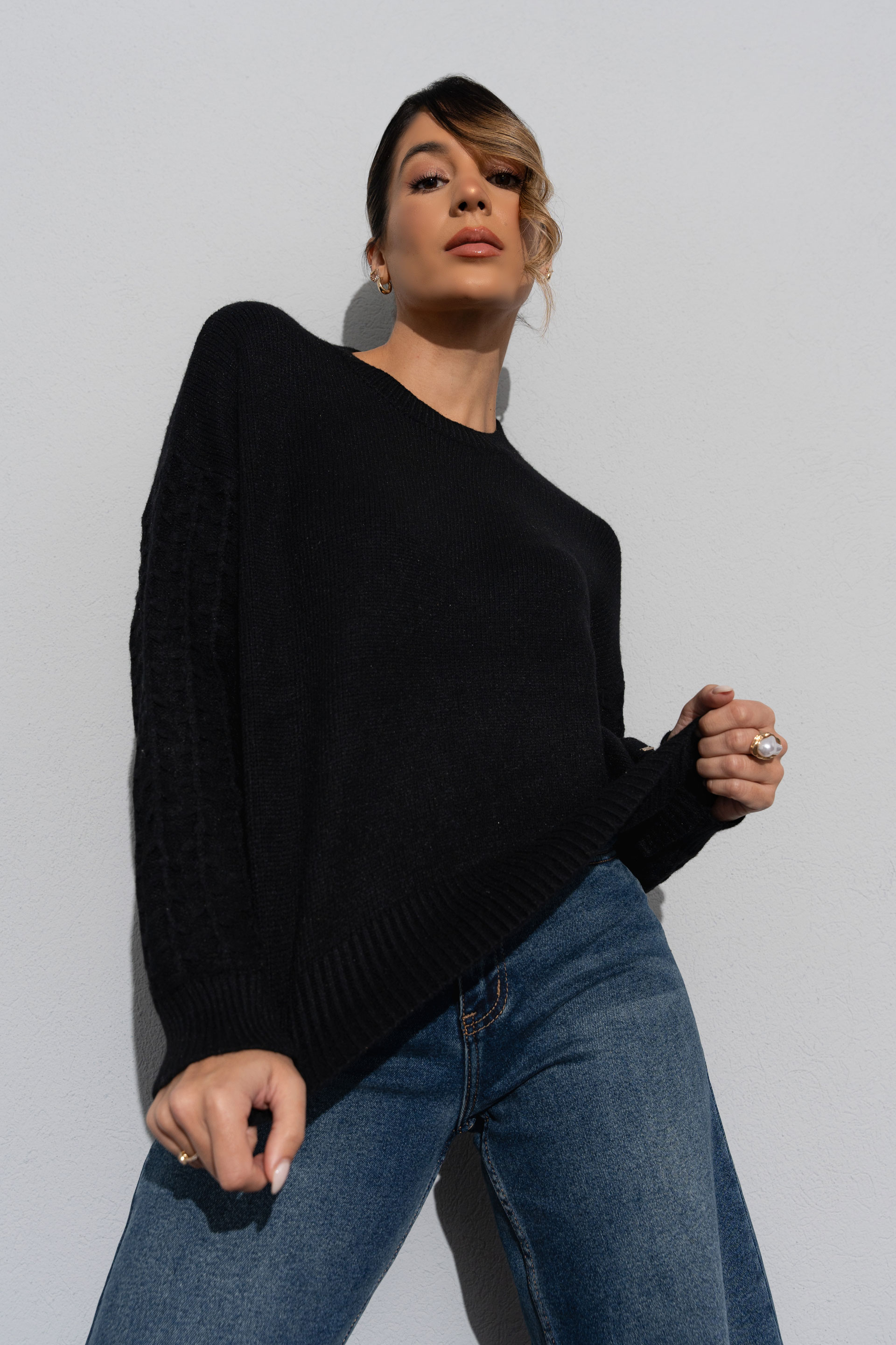 Knitted jumper with textured sleeves