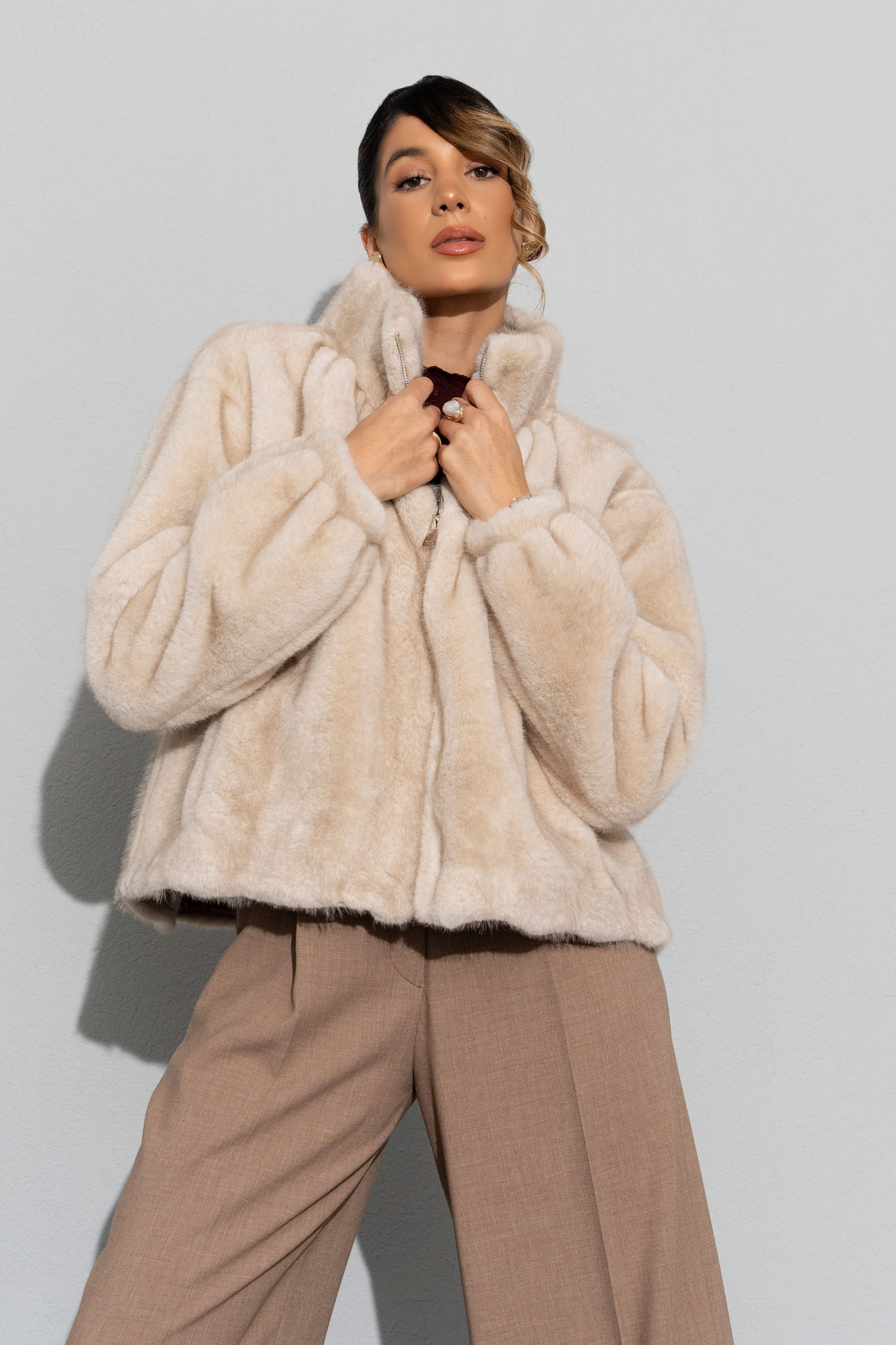 Chaqueta corta de pelo sintético