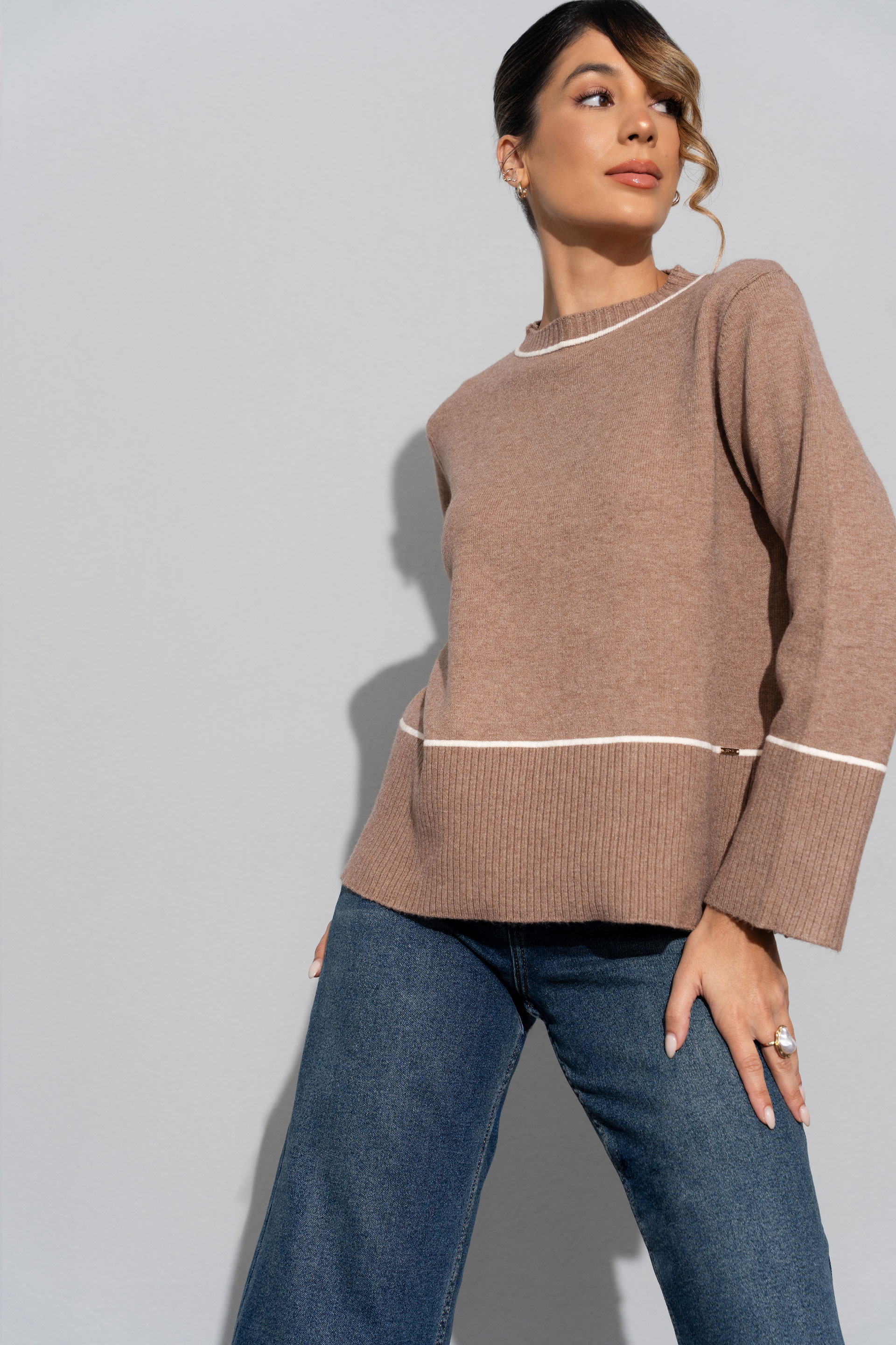 Jersey de punto con detalles de rayas en contraste