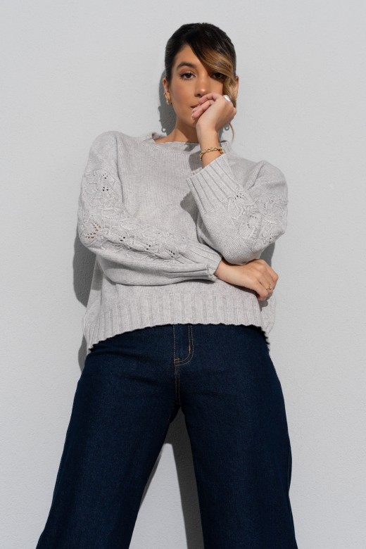 Camisola de malha com detalhe perfurado nas mangas