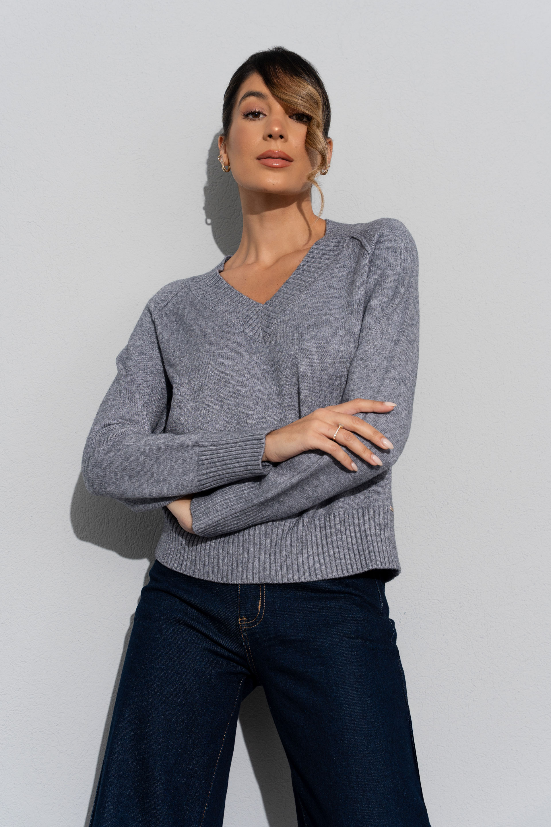 Cropped v-neck knitted jumper