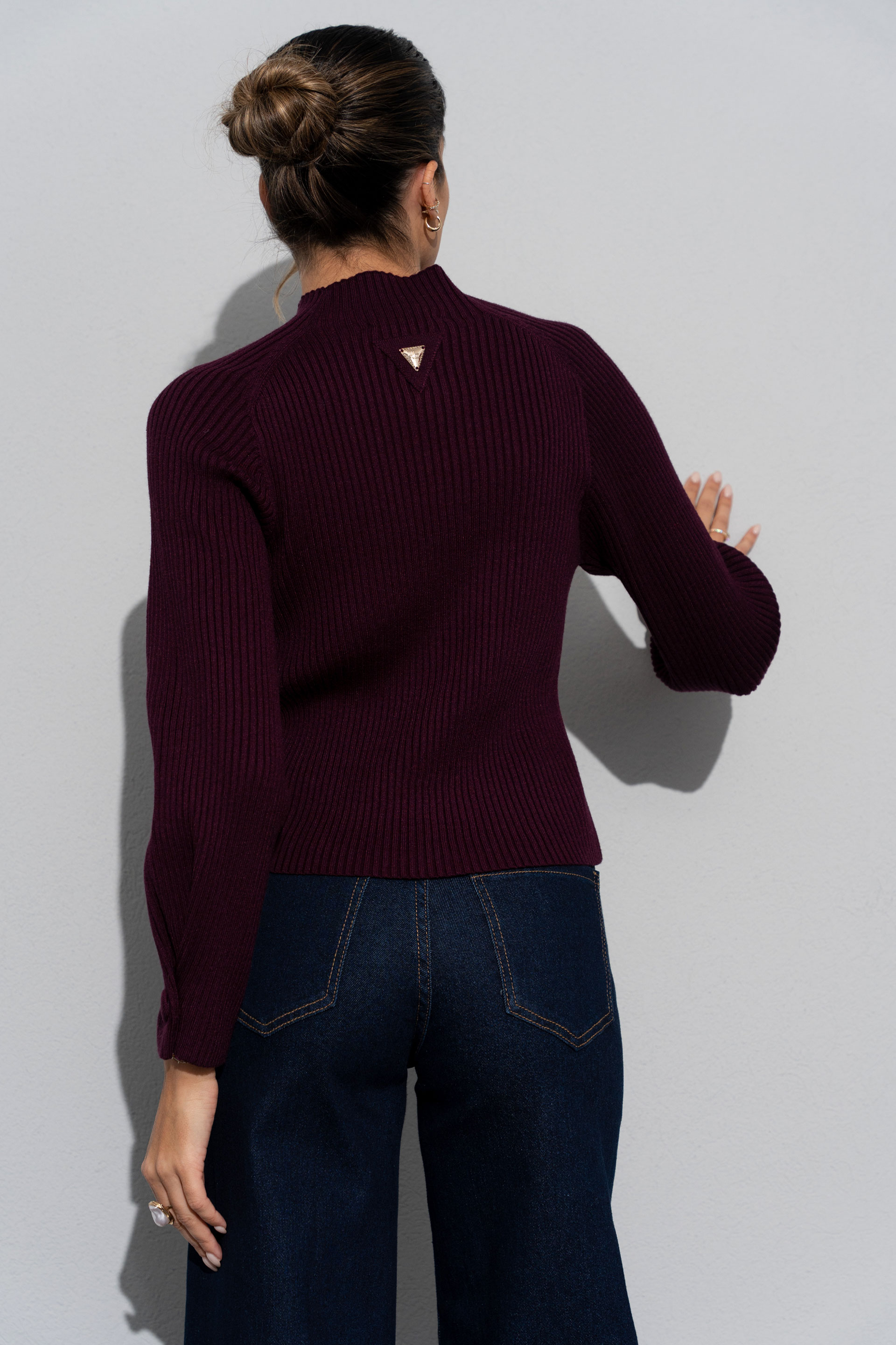 Camisola de malha canelada com botão forrado