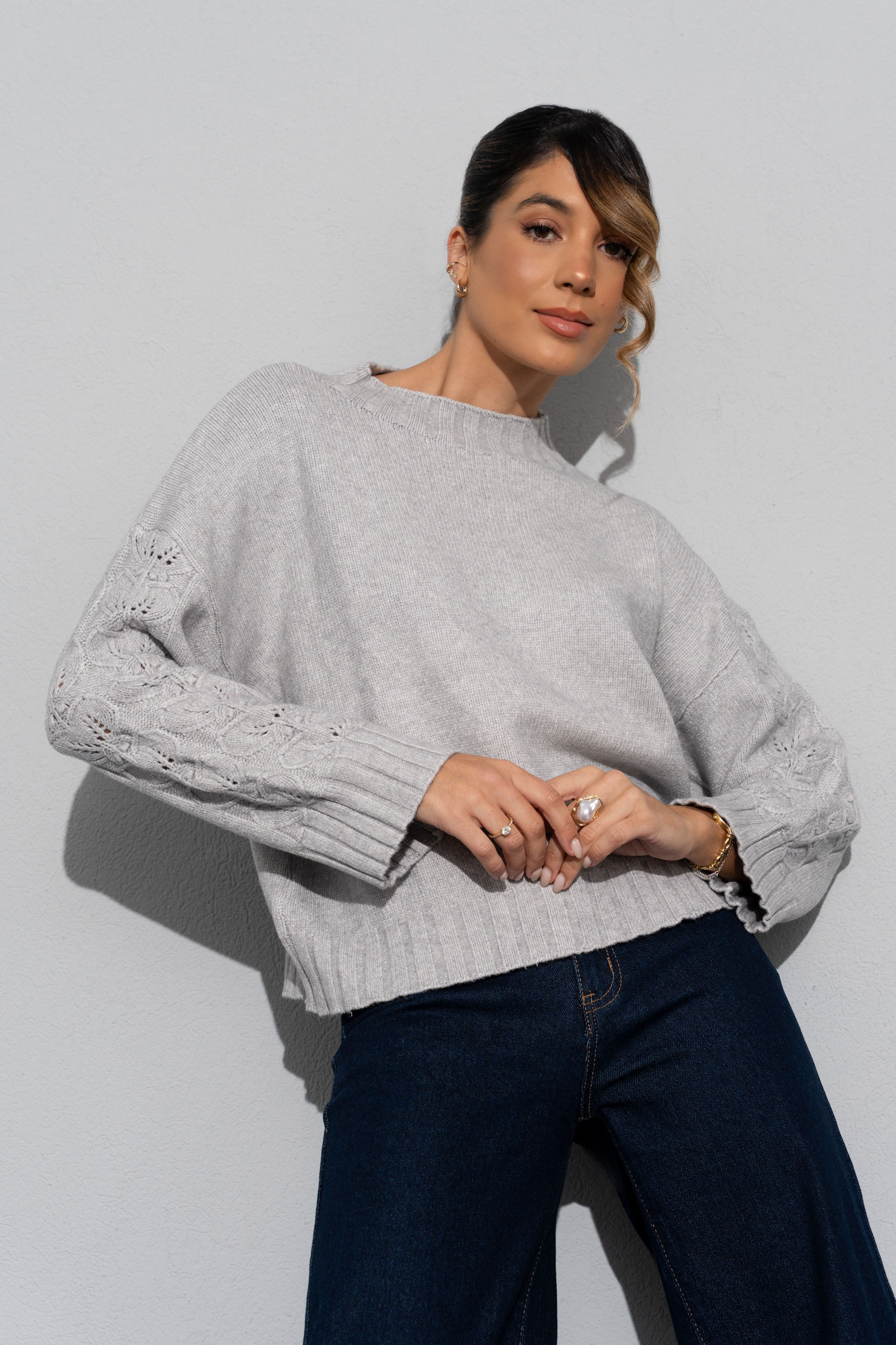 Camisola de malha com detalhe perfurado nas mangas