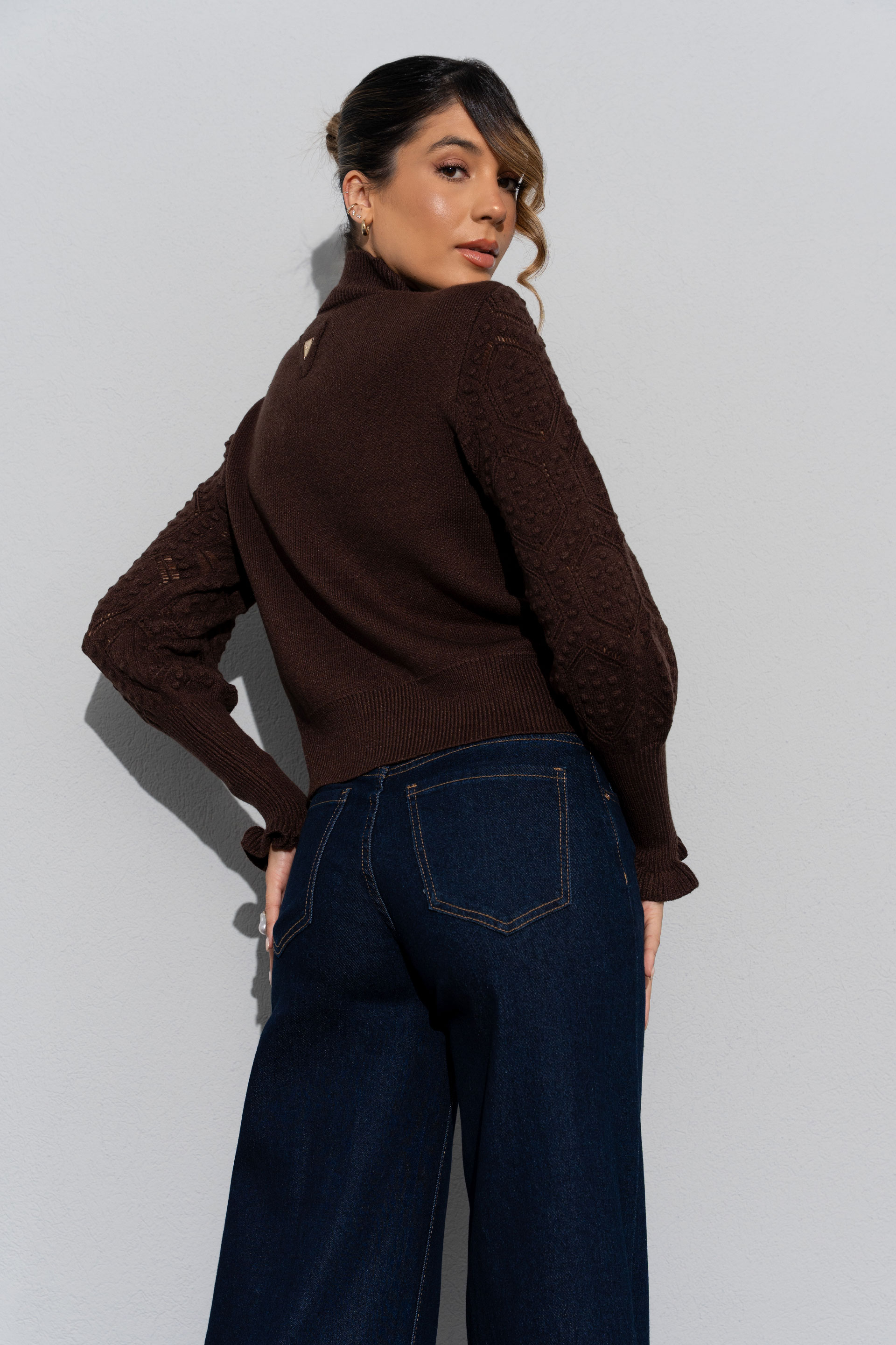 Camisola de malha com mangas trabalhadas