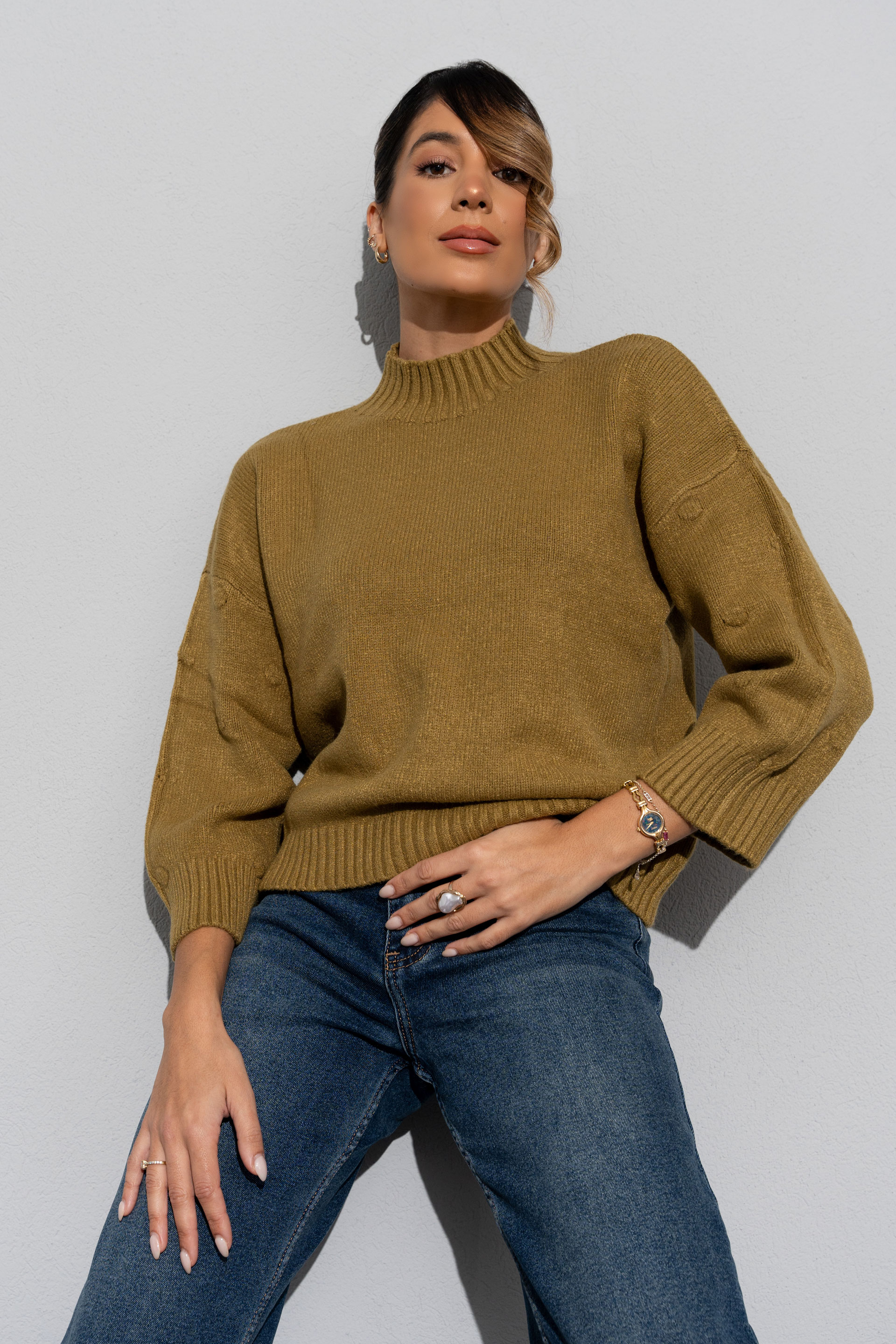 Knitted sweater with textured dots