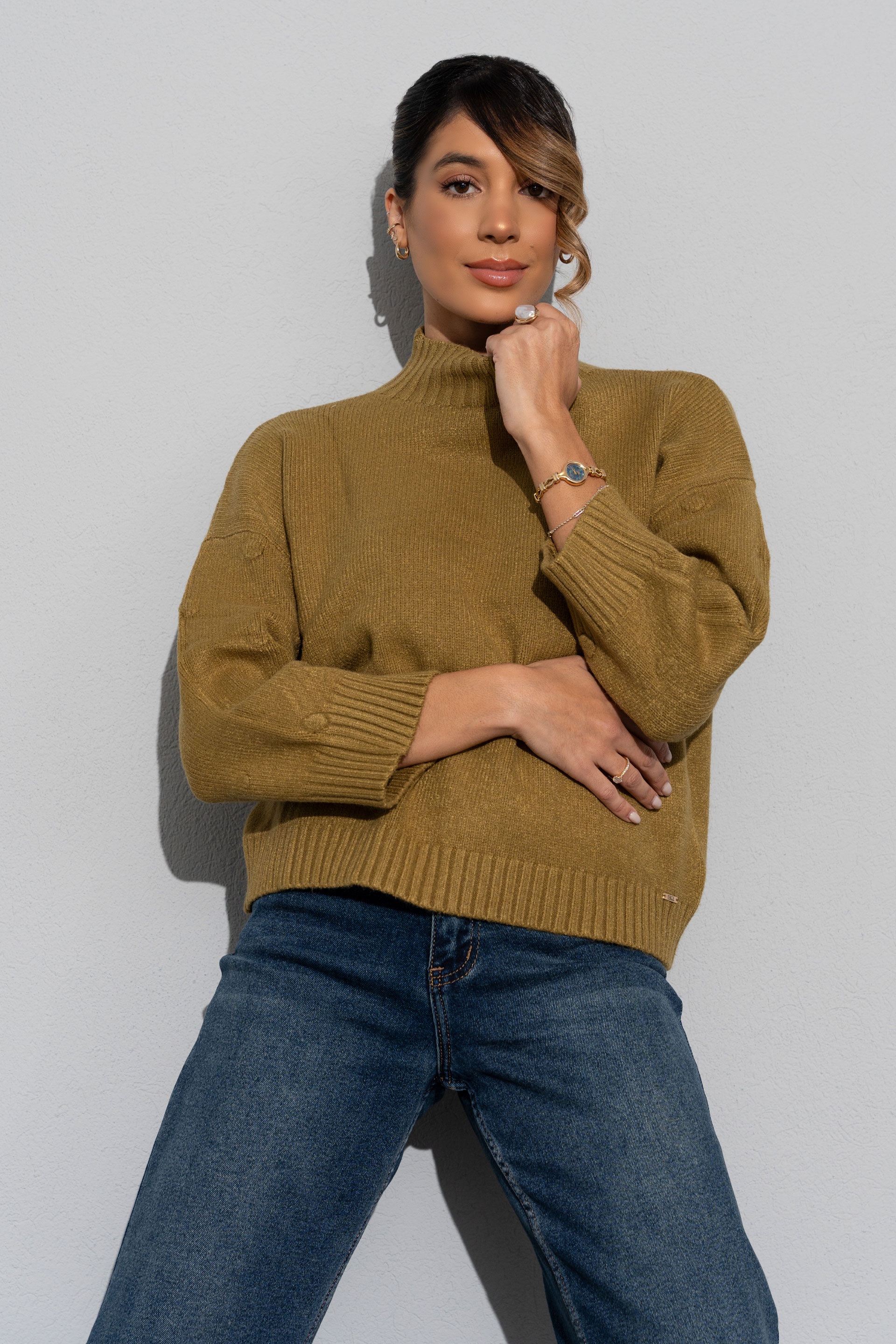 Knitted sweater with textured dots