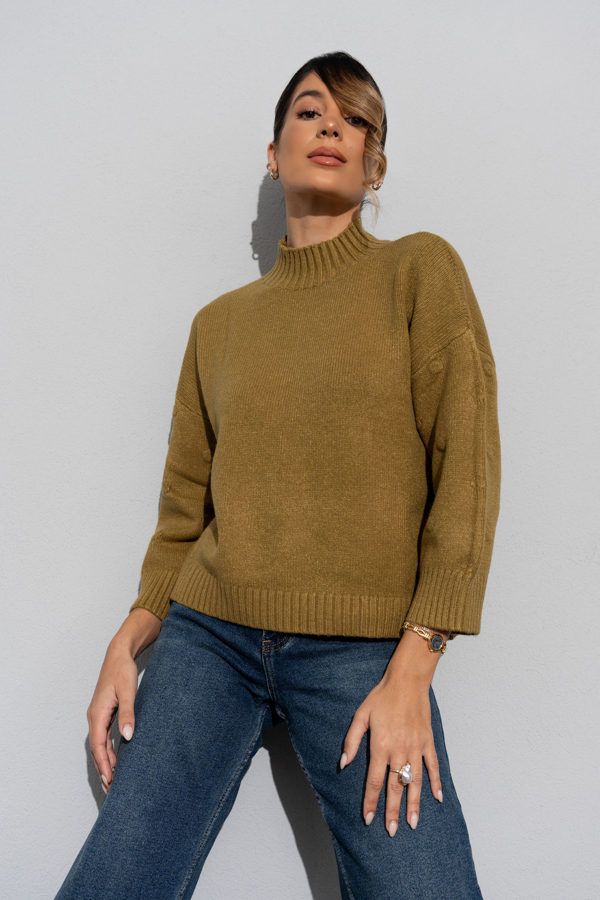 Knitted sweater with textured dots