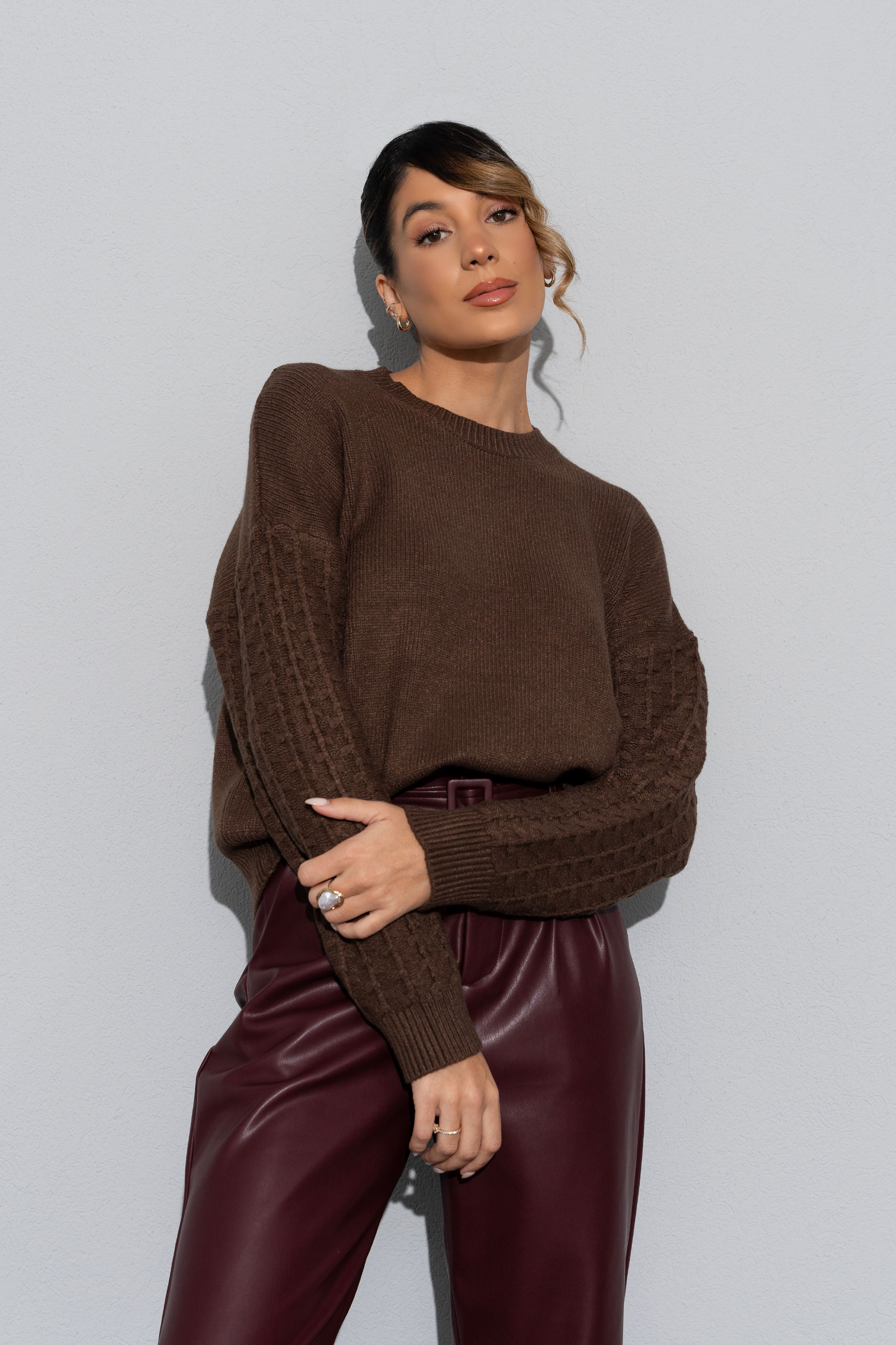 Knitted jumper with textured sleeves