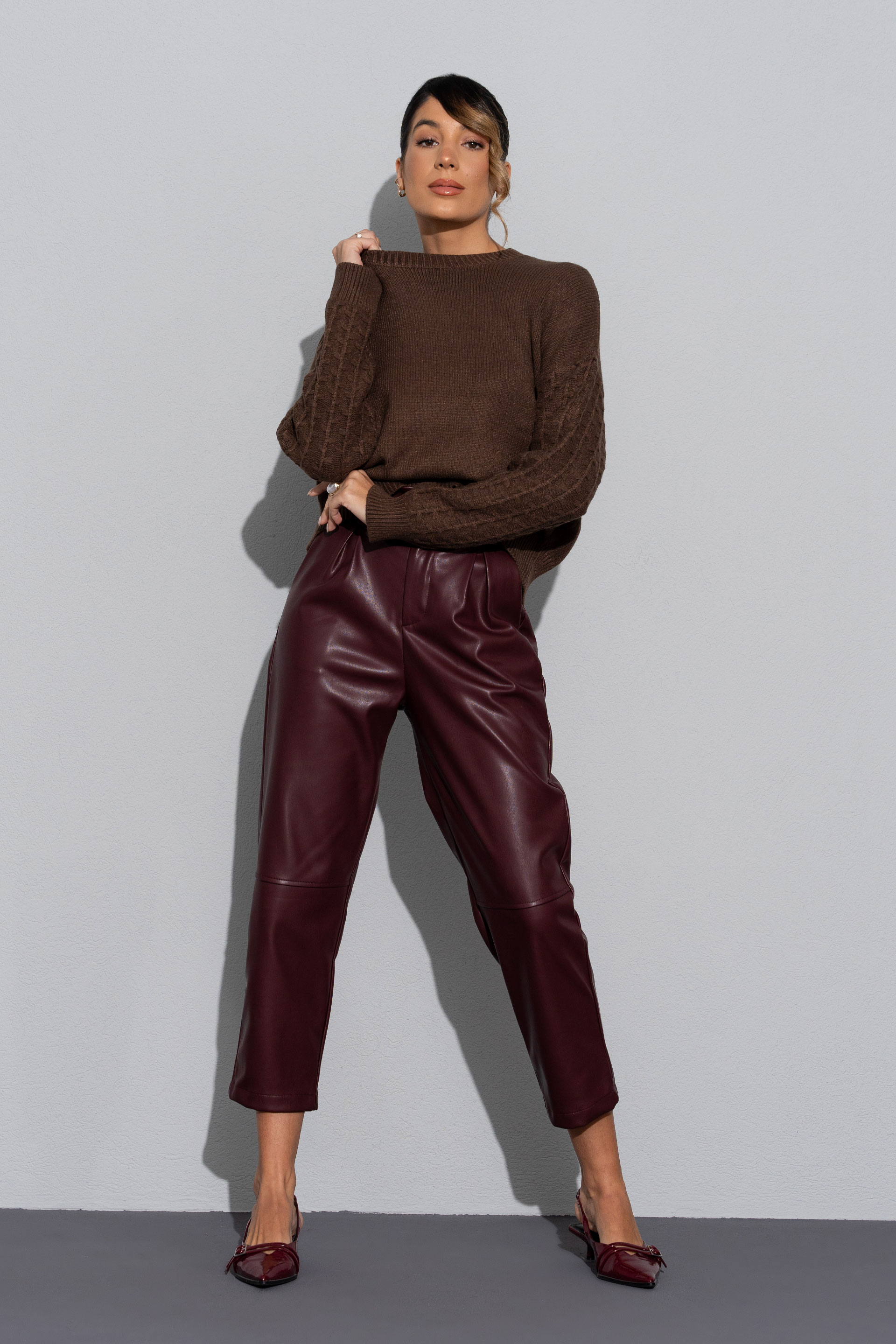 Knitted jumper with textured sleeves