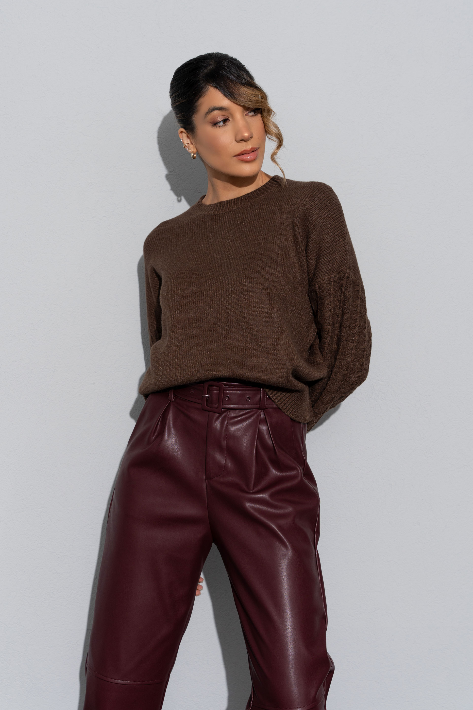 Knitted jumper with textured sleeves