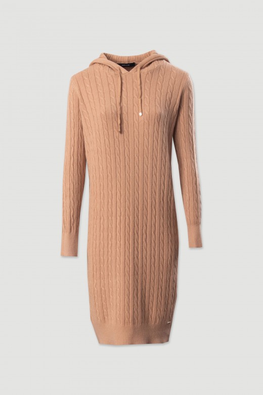 Vestido de malha com capuz e padro entranado