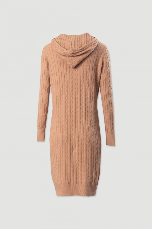 Vestido de malha com capuz e padro entranado