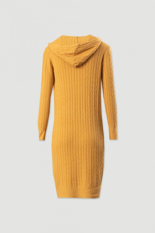 Vestido de malha com capuz e padro entranado