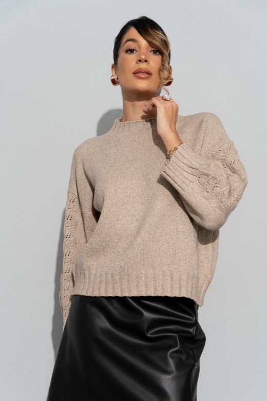 Camisola de malha com detalhe perfurado nas mangas Camisola de malha com detalhe perfurado nas mangas