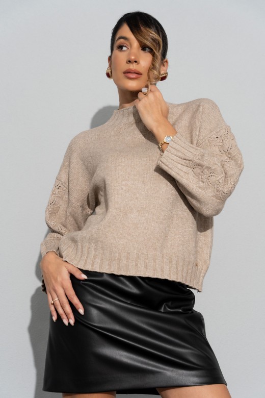 Camisola de malha com detalhe perfurado nas mangas Camisola de malha com detalhe perfurado nas mangas
