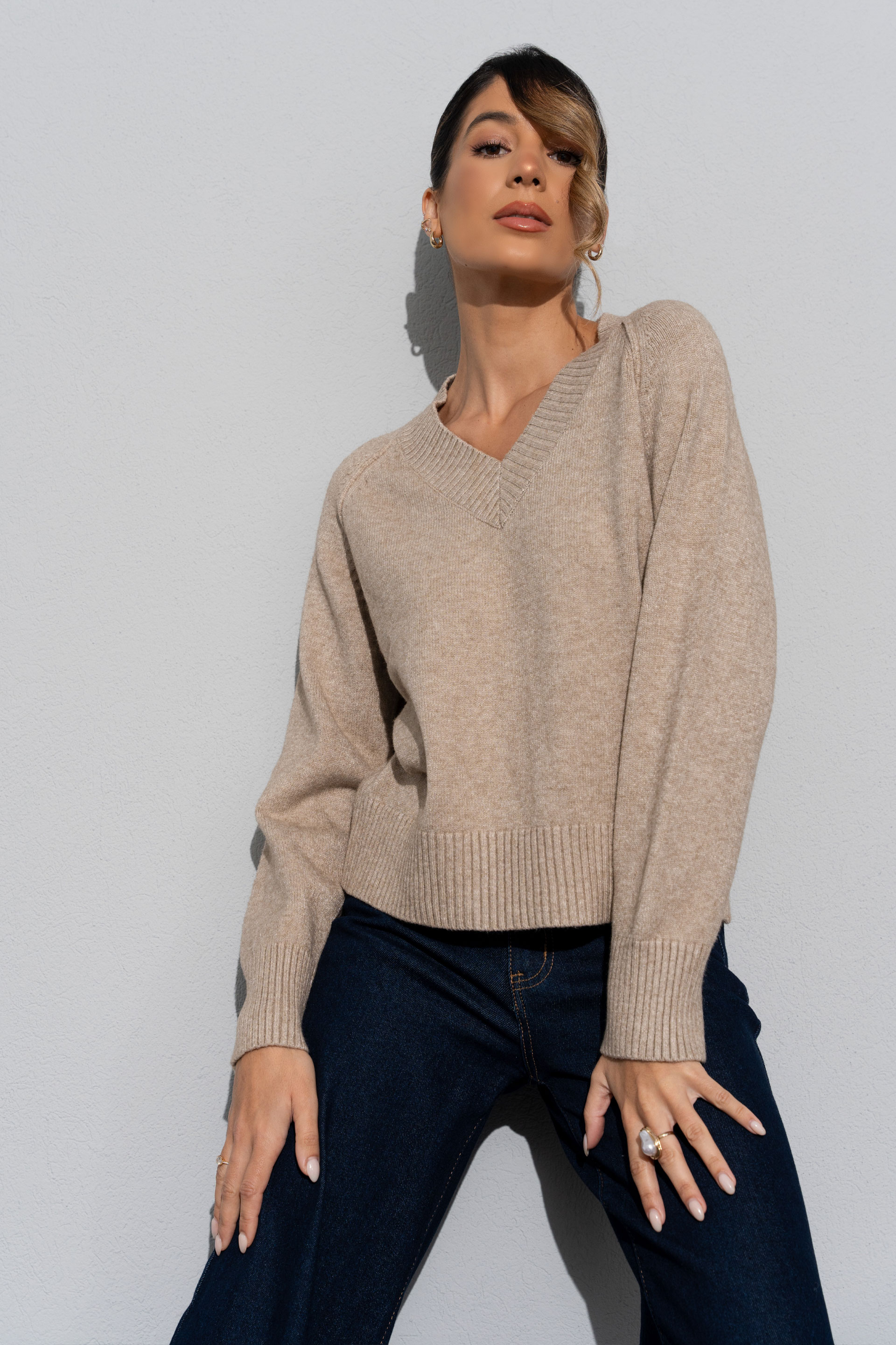 Cropped v-neck knitted jumper