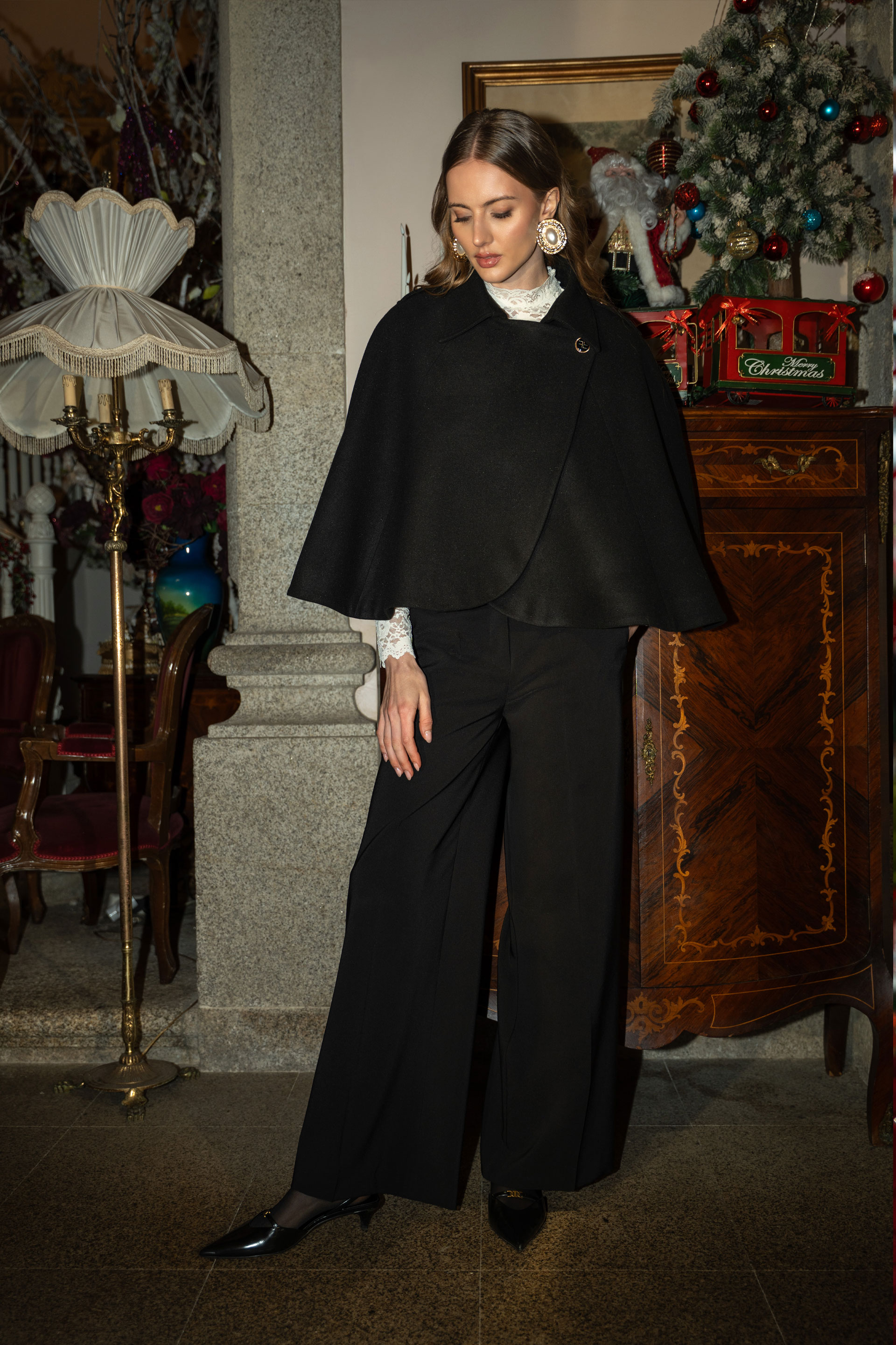 Calça wide leg com detalhe de fivelas