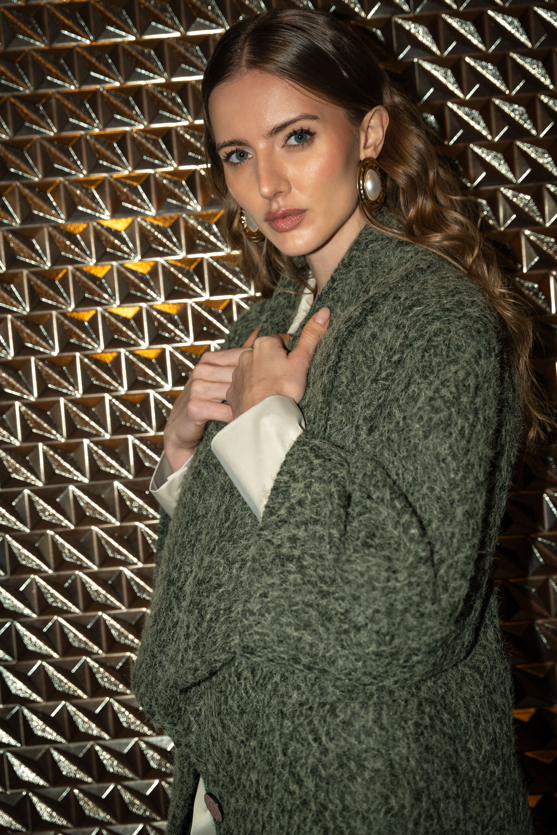 Casaco de pêlo curto com gola ampla