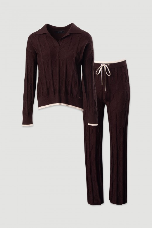 Conjunto de polo e calça em malha trabalhada Conjunto de polo e calça em malha trabalhada