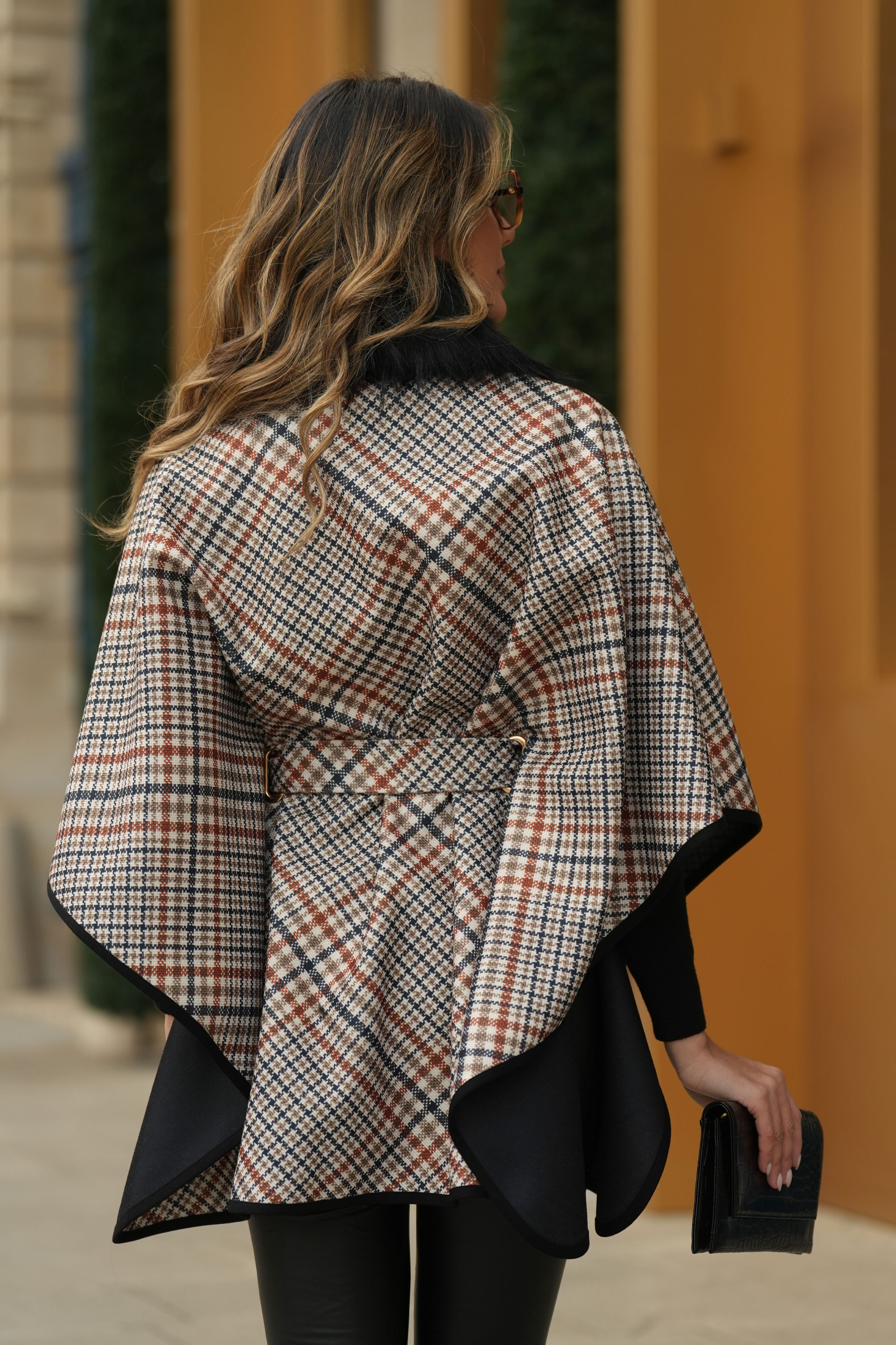 Capa con estampado de cuadros y cuello de pelo sintético