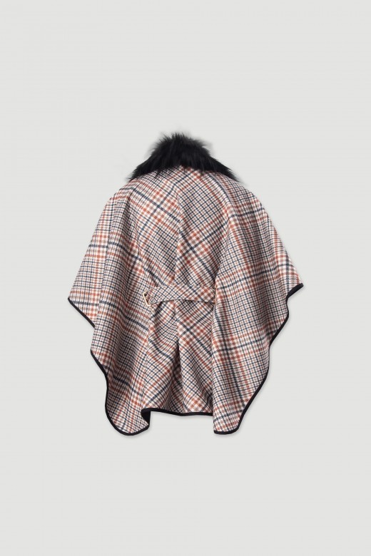 Capa con estampado de cuadros y cuello de pelo sintético Capa con estampado de cuadros y cuello de pelo sintético