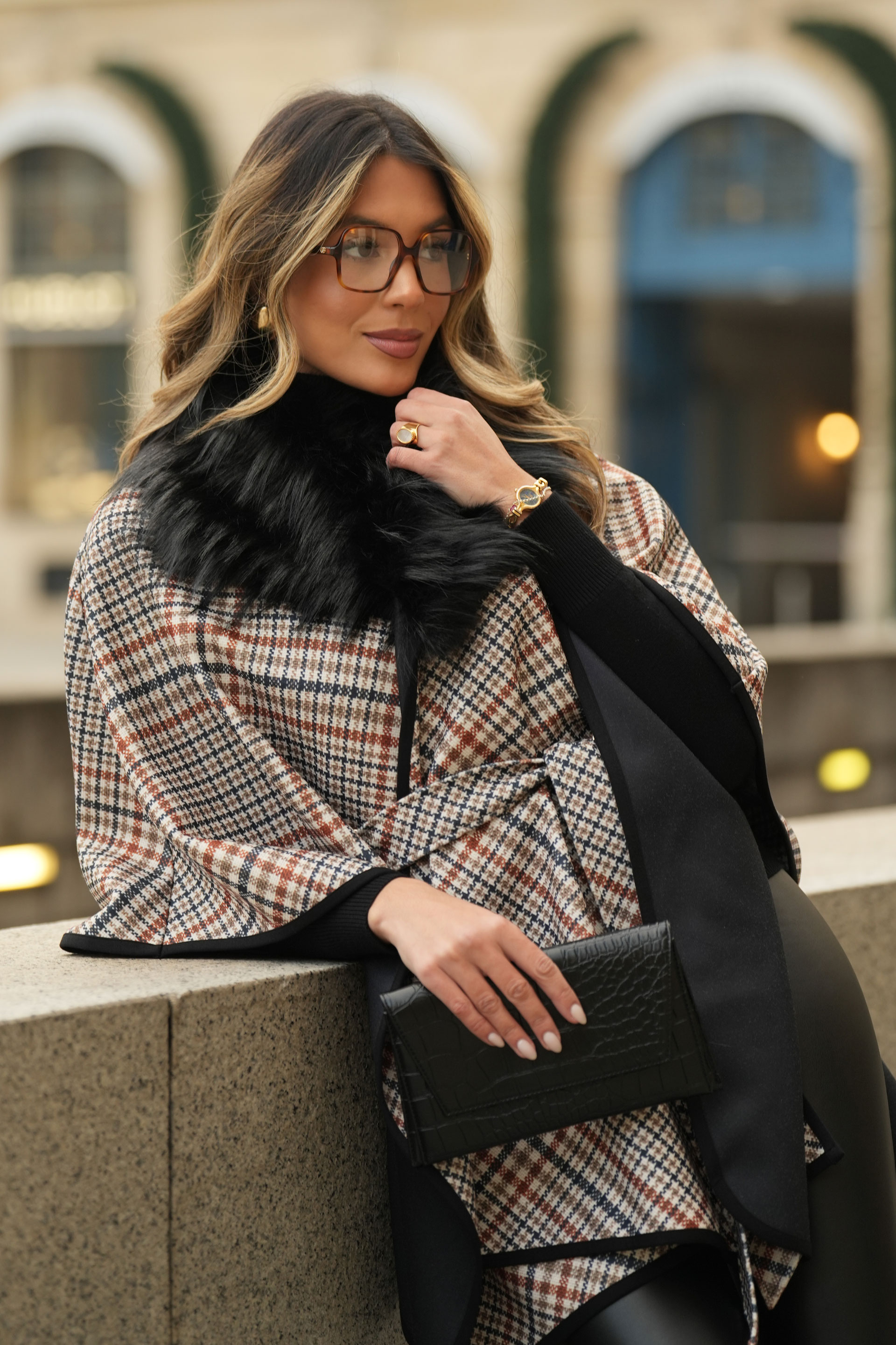 Capa con estampado de cuadros y cuello de pelo sintético