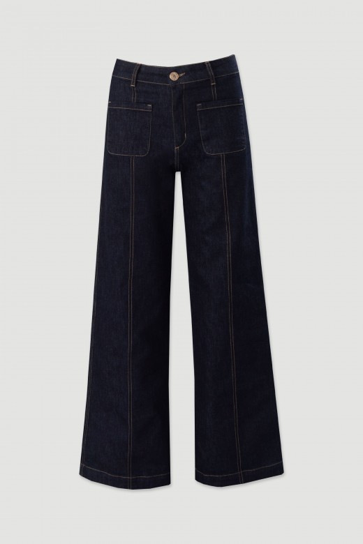 Jean droit avec surpiqûres contrastantes Jean droit avec surpiqûres contrastantes