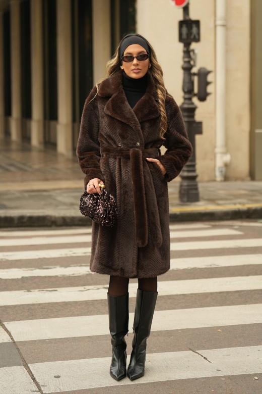 Manteau long en fausse fourrure avec ceinture Manteau long en fausse fourrure avec ceinture