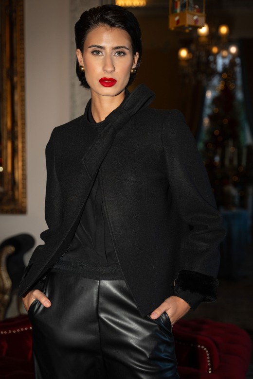 Casaco curto com gola laçada e punhos em pêlo Casaco curto com gola laçada e punhos em pêlo