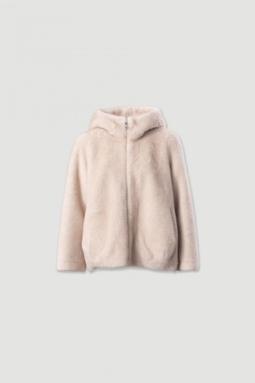 Abrigo corto de pelo sinttico con capucha