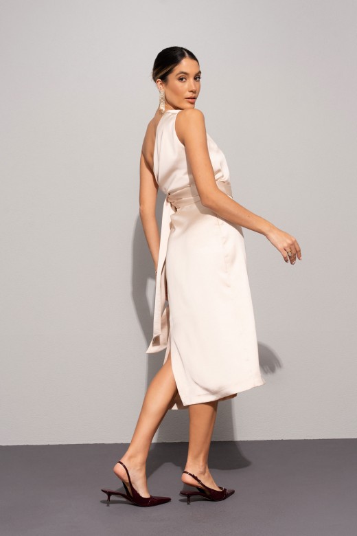 Robe satinée avec encolure asymétrique et nœud à la taille Robe satinée avec encolure asymétrique et nœud à la taille