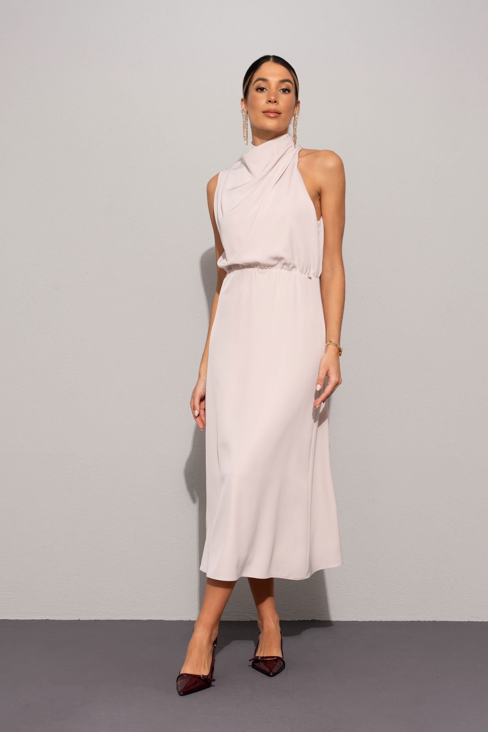 Vestido midi cintado com gola drapeada